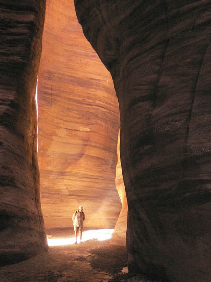 durch das Flüßchen im Wadi Numeira