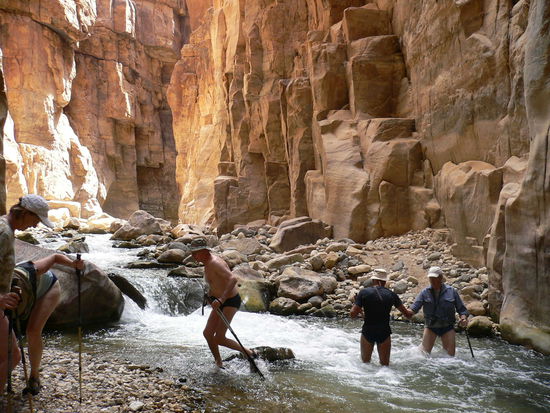 gegen die Strömung im Wadi Hidan