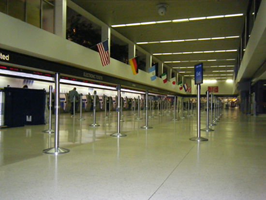 Die sehr ansprechende Check-In-Halle in L.A.