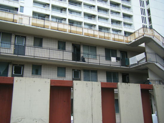 und hier die Kehrseite der Medaille, die Angestelltenbehausungen.