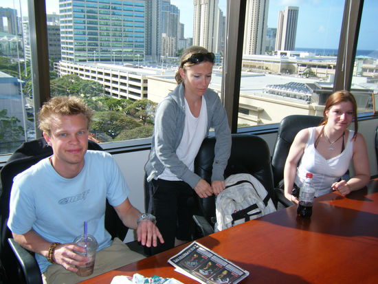 einige leute aus meiner business englisch klasse, andi, fabienne und manuela. der blick aus dem fenster: wir müssen nicht so weit laufen, wie es aussieht. wir sind auf so ner art halbinsel.
