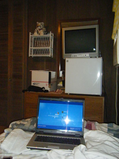 aber was ja viel wichtiger ist, mein zimmer. nich groß aber es reicht. klimaanlage und ventilator sind auch drin. fotos sind vom bett aus gemacht