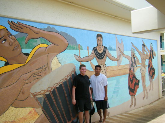 das war vor dem football-spiel von meinem gastbruder. aber der aufm bild ist nicht der spieler. hab 2 gastbrüder und ne gastschwester. ich wurde zu diesem foto von meiner gastmutter gezwungen und ich hab dann einfach meinen bruder noch dazu gezwungen mit aufs foto zu kommen.