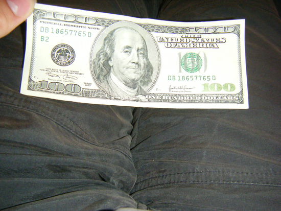 samstag: ich war heute im walmart um mir ein lokales handy zu kaufen. und hier liegt das glück (wobei geld nicht immer glück bedeutet) auf der strasse. den kleinen prachtkerl habe ich auf dem gehweg vorm walmart gefunden