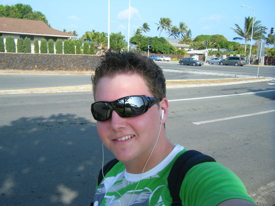 naja wer das ist weiß ich auch nicht, ich glaub das muss jemand sein, der aufm heimweg von der bushaltestelle ist.