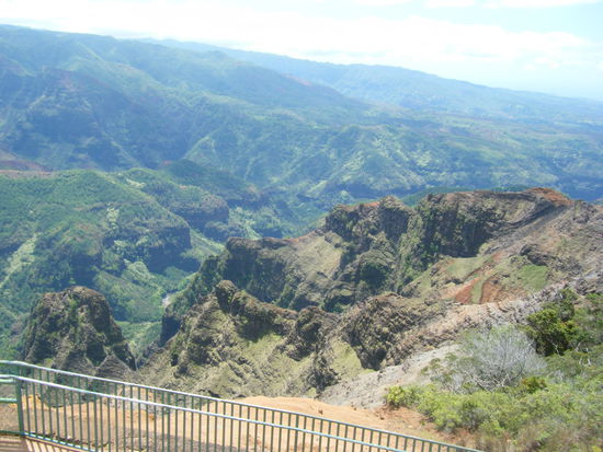am waimea canyon lookout. ein atemberaubender ausblick.