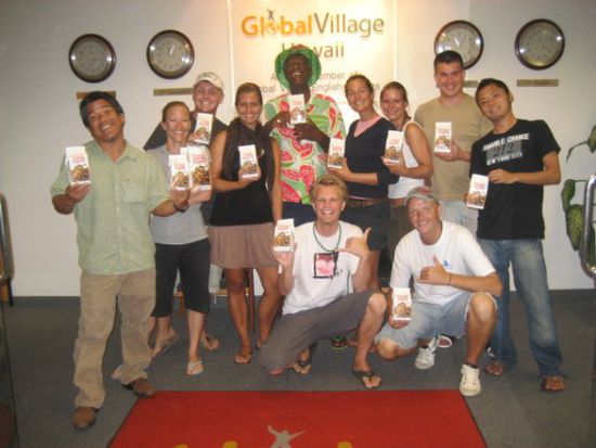 der verrückte typ mit dem grünen wassermelone-hut ist wally amos, ein bekannter cookie-produzent.