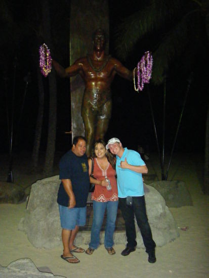 in waikiki mit meinen gasteltern, vor der statue des "duke" des besten surfers aller zeiten.