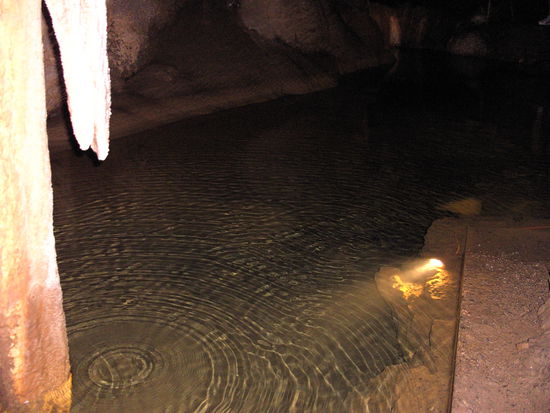 Ein unterirdischer See in der Tropfsteinhoehle