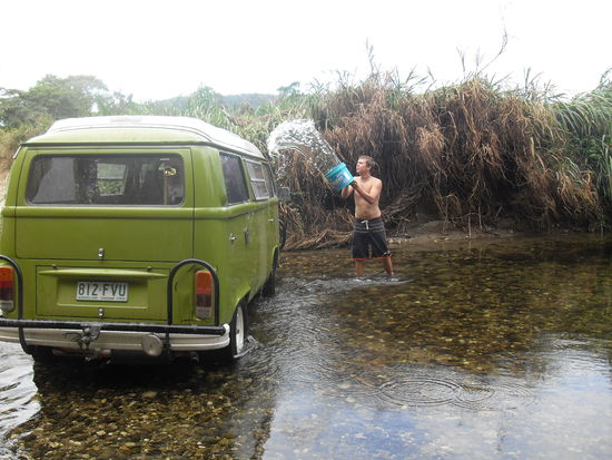 Wer sich schon immer mal gefragt hat wie man hier sein Auto waescht ; )