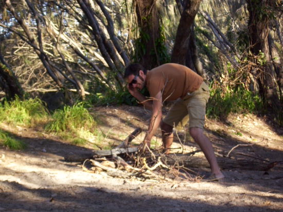 Mann versucht sich im Feuermachen 