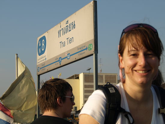 Fährboot-Haltestelle. Hier weht endlich mal ein kühlendes Lüftchen.