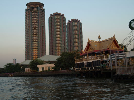 Neubau neben Tradition. Abendstimmung auf dem Chao Praya.