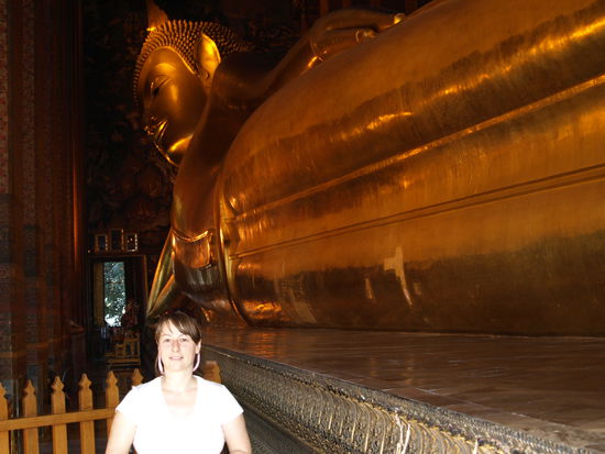 Ganz in gold. 45 m lang ist dieser Buddha, auf seinen Fußsohlen können Gläubige ablesen wie sich tugendhaftes Leben gestaltet