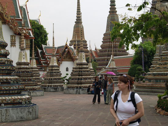 Auch hier trifft Alt auf Neu. Verwunschener Innenhof des Wat Pho Tempels.