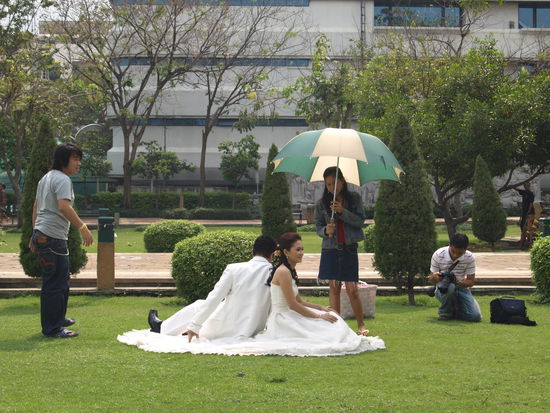 Brautpaar mit Schattenspenderin