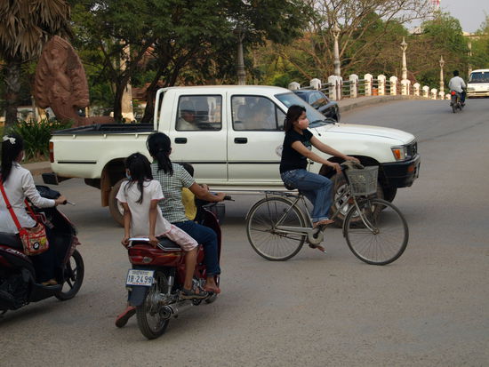 Im Gegensatz zu Thailand wird hier in Kambodscha noch geradelt. Wichtigste Verkehrsregel: go with the flow