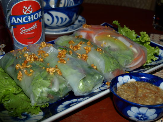 Lecker! Fresh spring rolls mit süßlichem peanut dressing.