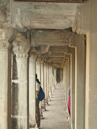 Endlos lange Gänge mit endlos vielen Zeichen aus der Vergangenheit