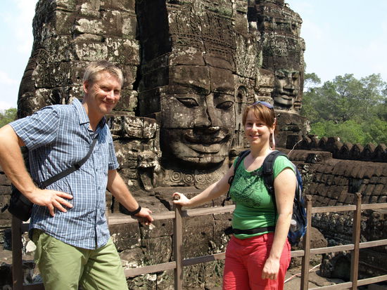 Erschöpfte Menschen vor lächelndem Buddha