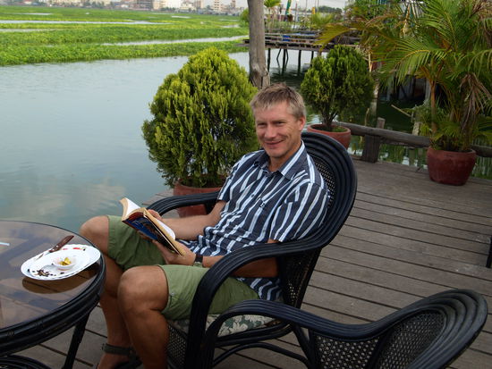 Karsten liest sich fest und kann dabei wunderbar entspannen.