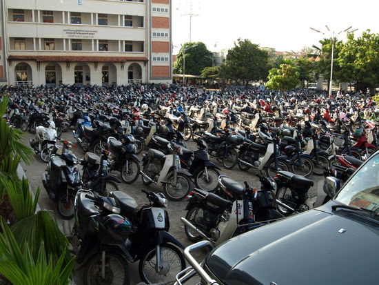 Parkplatz der Uni für Management. Studienplatz € 500/Semester.