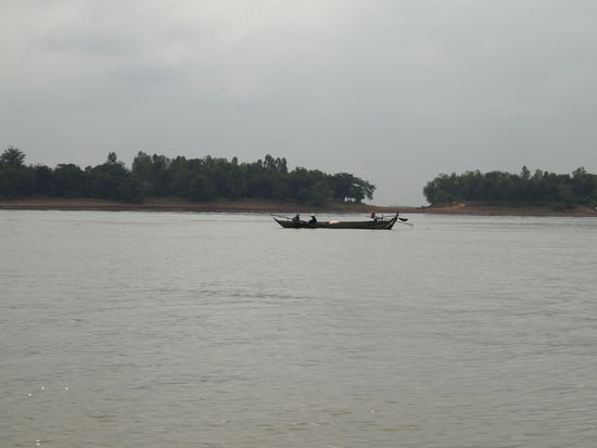 Fischer auf dem Mekong. In die andere Richtung nochmal so viel Fluß