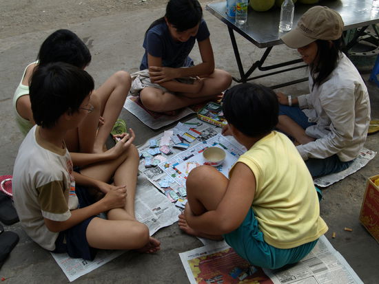 Beim Monopoly lernen die kids den Umgang mit den großen Scheinen
