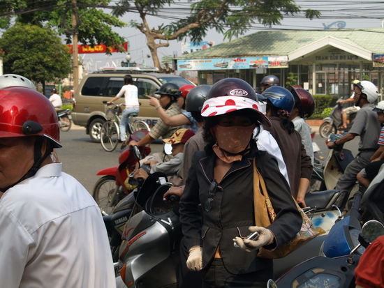 Mundschutz und Handschuhe: Gegen Sonnenlicht und Luftverschmutzung.