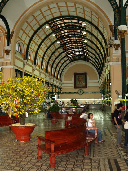 Hauptpostamt Saigon. Ho Chi Minh lächelt milde auf das Neujahrsbäumchen 2008