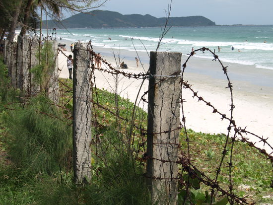 Strandidyll mit Stacheldraht