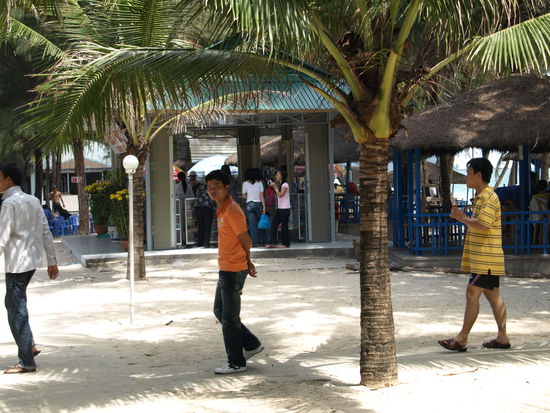 Tagüber gut besucht, jeder hat einen Pavillion. Abends verlassener Geisterstrand