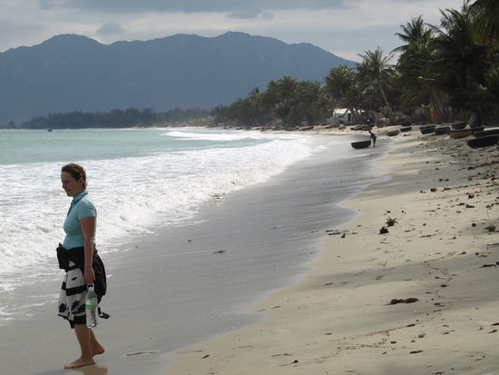 Muschelsuchen zwischen Biomüll am Traumstrand