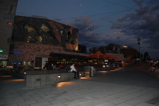 Der Federation Square bei Nacht.