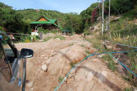 Die abenteuerliche Strasse zu unserem Strand.