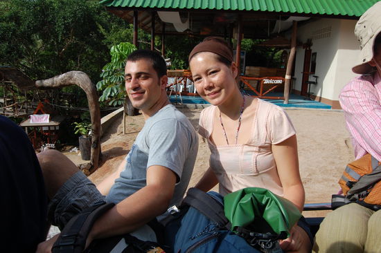 Dani uns Anas auf der Ladeflaeche des Jeeps.