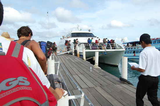 Die Faehre welche uns zurueck nach Koh Samui bringt, mal wieder nicht ohne Kotzorgien an Bord, da schon ziemlich starker Seegang war.