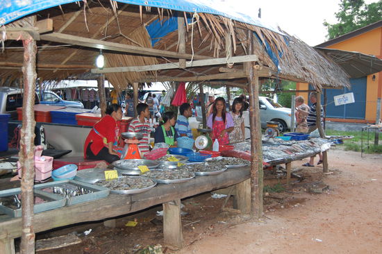 ...und noch mehr aus dem Meer.
Ich hab auf diesem Markt Schuhe gekauft 