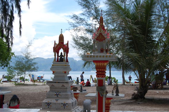 Auf Koh Poda ist ein kleines Dorf und natuerlich darf ein kleiner Schrein nicht fehlen.