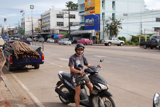 Unser Flitzer und anstaendig wie wir sind haben wir auch Helme an 