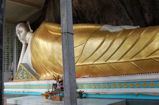 Liegender Buddha. Auf dem Weg von Krabi Town nach Ao Nang auf einer wunderschönen Strecke durch die südthailändische Pampa.