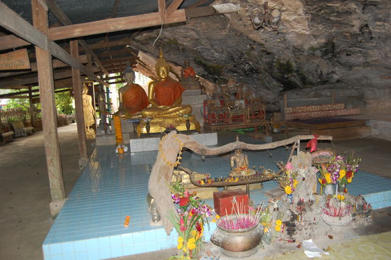 Ein Schrein unter der Felswand des liegenden Buddhas.