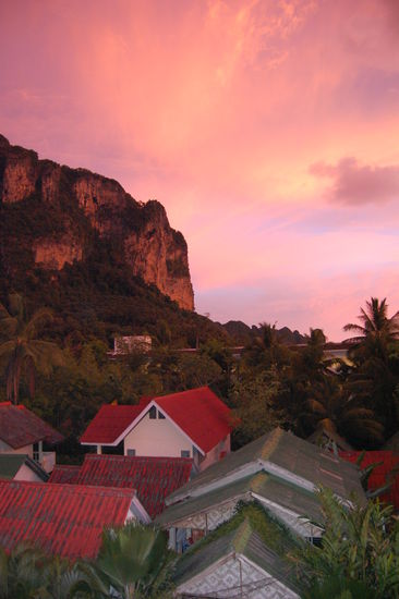 Sonnenuntergang ueber den Daechern vom Ao Nang Beach von der Dachterasse unseres Guesthouses.