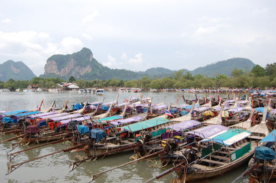 Am Pier warten wir auf die Faehre zureuck nach Phuket.