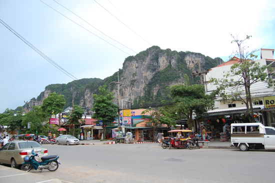 Vor unserem Hotel dem Ao Nang Grand Inn. Der Name hoert sich luxerioeser an als es ist, denn wir wuerden es eher als Guesthouse bezeichnen 