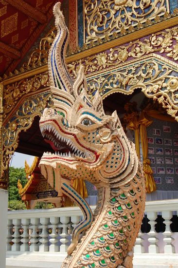 Drachen vor dem Ubosot.
Ein Ubosot ist das heiligste Gebäude in einem Wat in einer buddhistischen Tempelanlage.