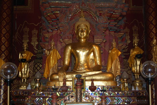 Buddha-Statue in einem der Viharns.
