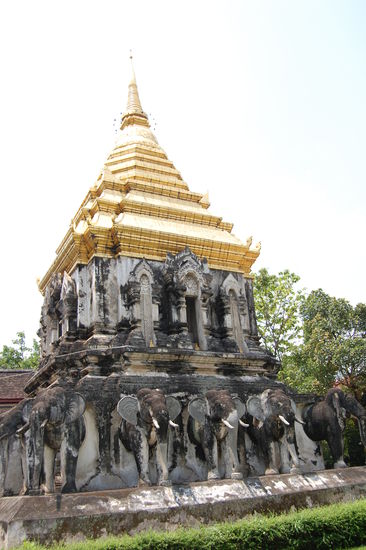 Das älteste Gebäude des Tempelbezirks ist der Chedi Chang Lom („von Elefanten gestütze Chedi“).