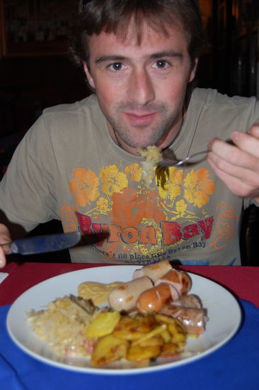 ... und zum Essen gabs Sauerkraut mit Bratkartoffeln und 3 verschiedenen Würsten...