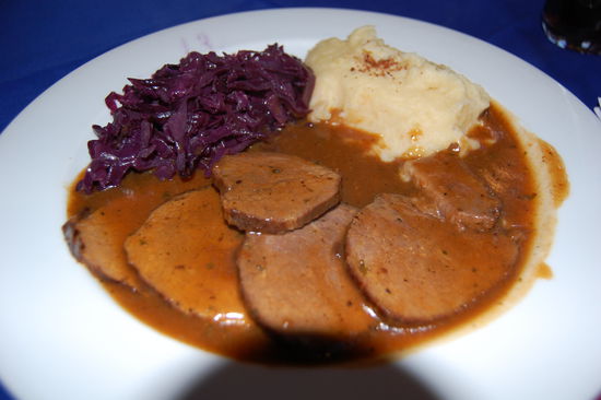 ...und Sauerbraten mit Kartoffelbrei und Rotkraut. Es hat alles hervorragend geschmeckt.